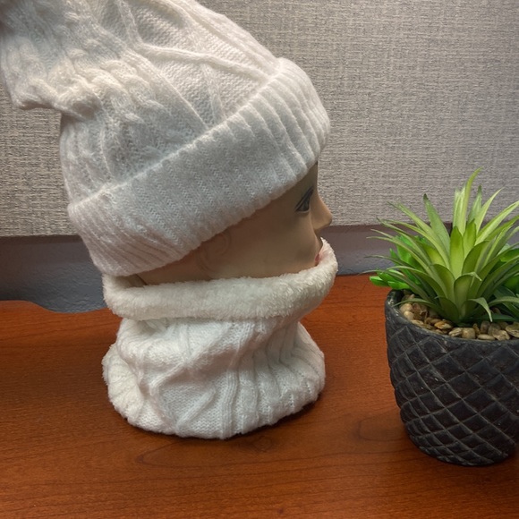 New White womans Beenie with matching scarf - Picture 8 of 8